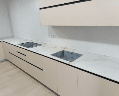 Encimeras_Porcelánico_BlancoVetadoGrisOro_Nombre_MármolesGarcíaNavarro