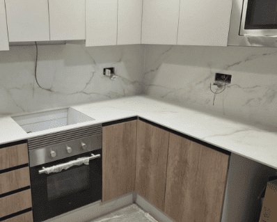 Encimeras_Porcelánico_BlancoVetadoGris_Nombre_MármolesGarcíaNavarro