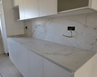 Encimeras_Porcelánico_BlancoVetadoOro_Nombre_MármolesGarcíaNavarro